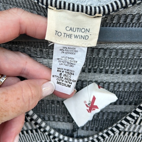 NWT Caution To The Wind Black White Short Sleeve Wide Leg Romper Size M - Picture 4 of 7